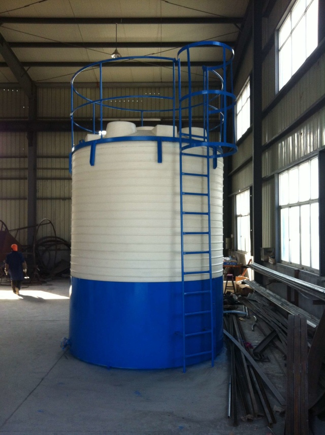 带护栏爬梯的化工储存罐10吨塑料桶20立方水箱30000LPE水箱